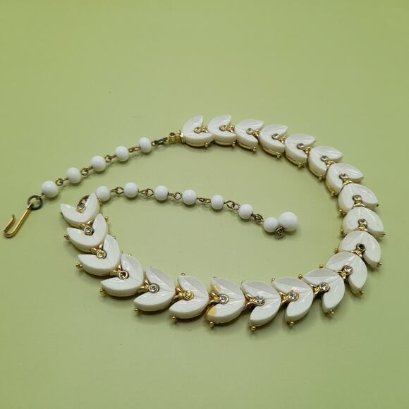 Vintage White Lucite Choker Necklace, Gold Tone, 1950s, 15 1/2 Inches - Picture 12 of 12